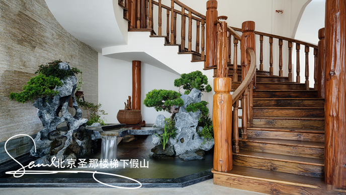 16x9_圖中展示了一處室內樓梯下英德石假山空間_墻邊一座木質旋轉樓梯__ (2).png