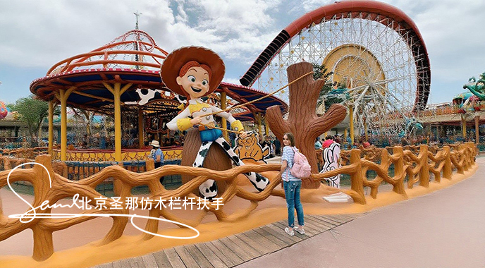 jimeng-2025-06-25-2592-正在施工制作的旅游區(qū)樓梯室外安全圍欄設(shè)計(jì)制作過程，美工正在施工制作，先用鋼筋焊接....jpeg